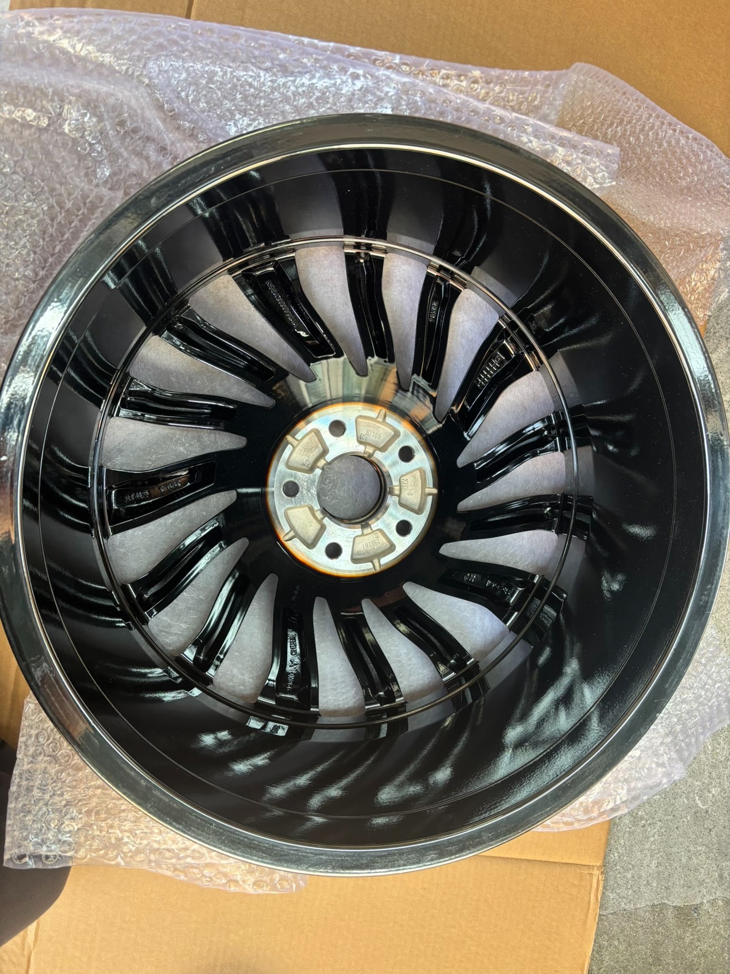 岚图voyah梦想家全新铝合金轮毂!原厂正品,型号31010 岚图voyah梦想家全新铝合金轮毂!原厂正品,型号31010