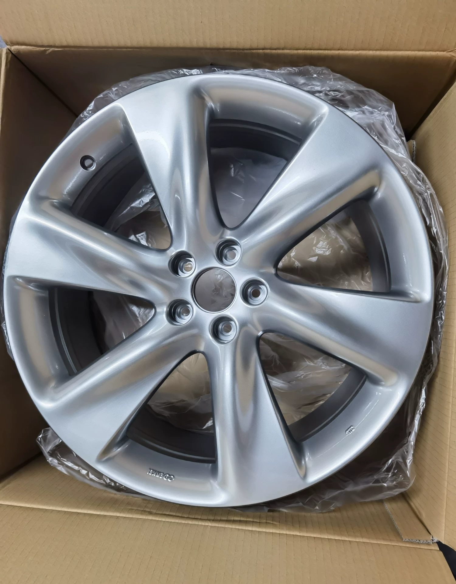 英菲尼迪fx qx70全新正品轮毂,全新原厂原包装。一个价格 英菲尼迪fx qx70全新正品轮毂,全新原厂原包装。一个价格