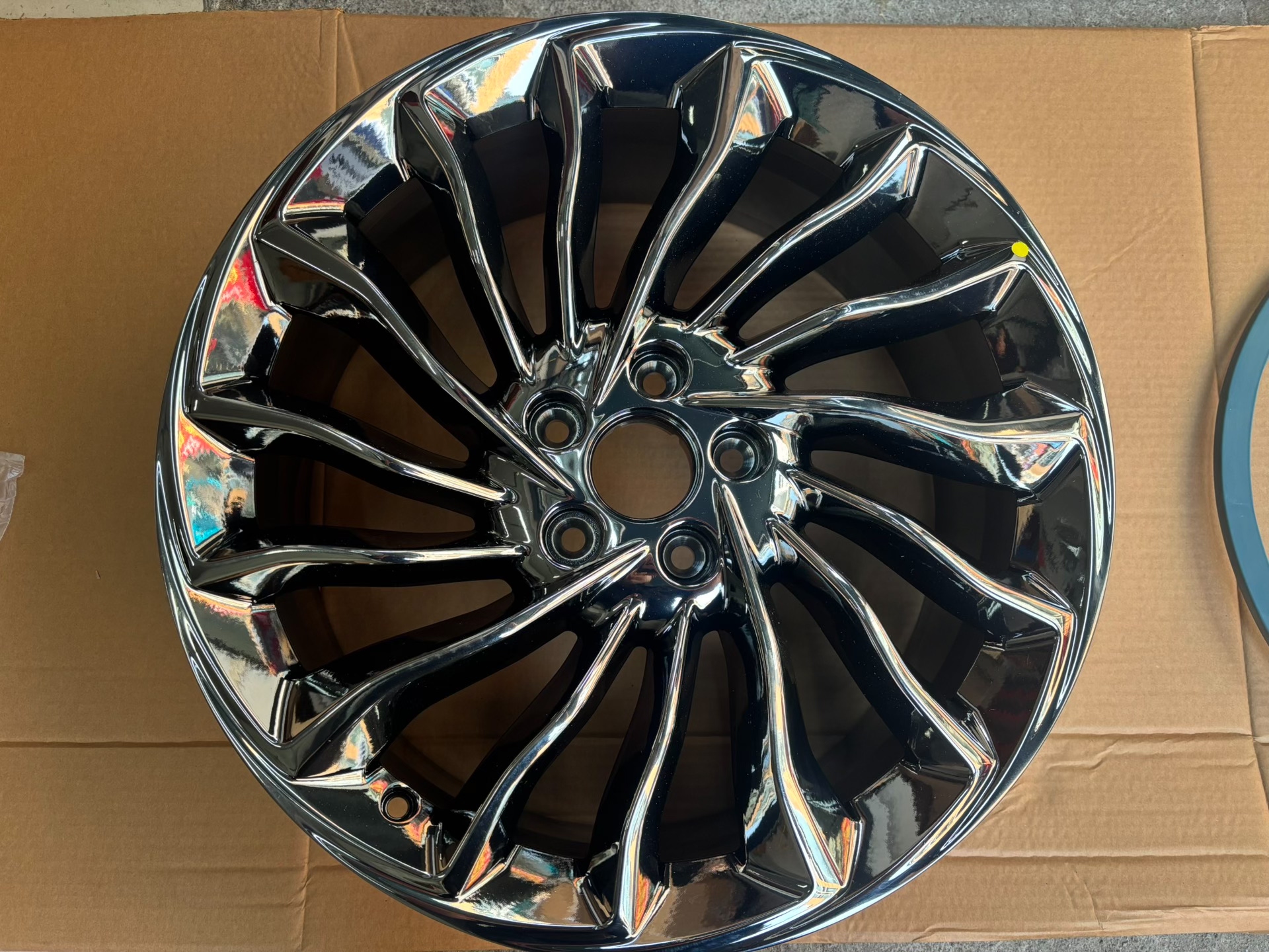 岚图voyah梦想家全新铝合金轮毂!原厂正品,型号31010 岚图voyah梦想家全新铝合金轮毂!原厂正品,型号31010