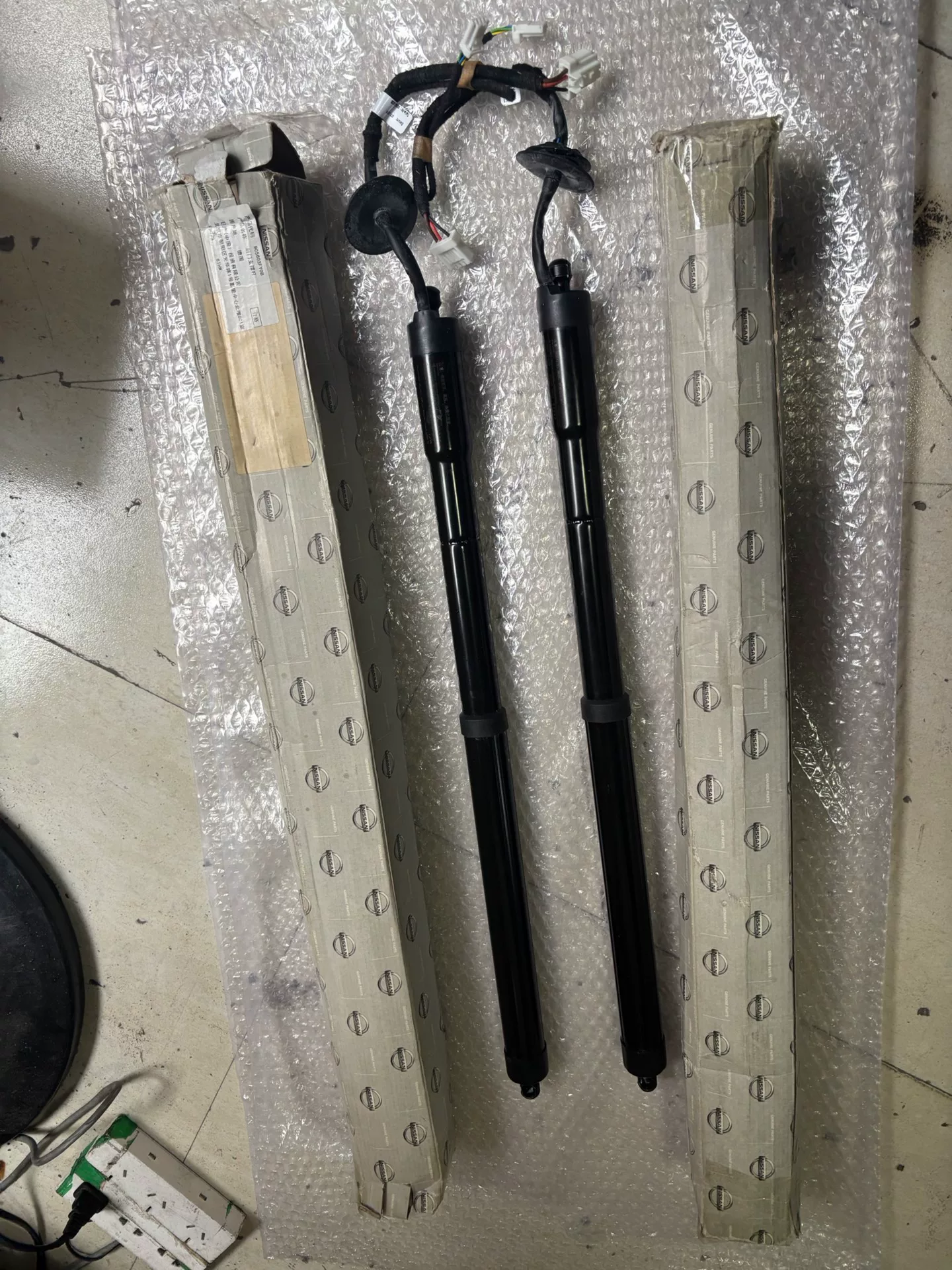 英菲尼迪qx70 fx全新原厂尾门撑杆一个!全新原厂正品,假 英菲尼迪qx70 fx全新原厂尾门撑杆一个!全新原厂正品,假