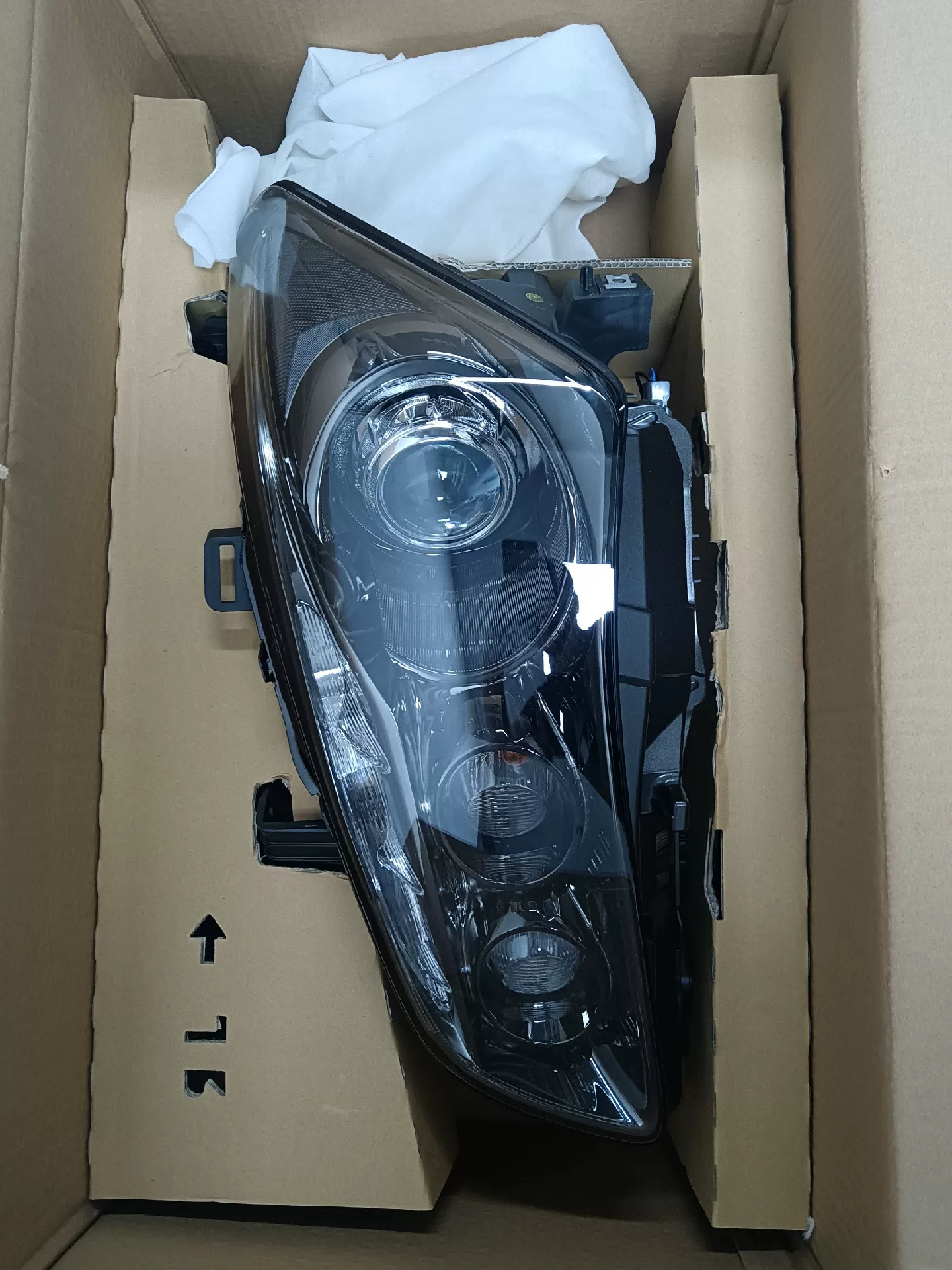 英菲尼迪qx56原厂前大灯,全新正品!日产原厂配件,型号26 英菲尼迪qx56原厂前大灯,全新正品!日产原厂配件,型号26