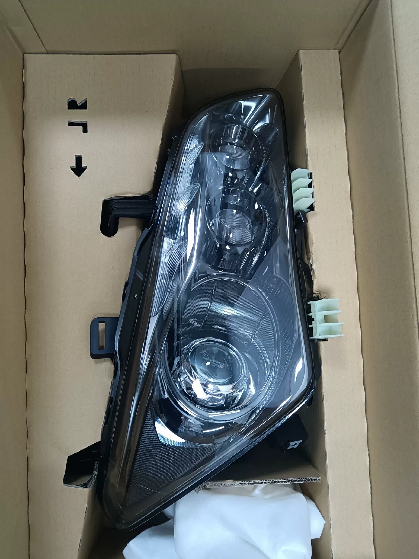 英菲尼迪qx56原厂前大灯,全新正品!日产原厂配件,型号26 英菲尼迪qx56原厂前大灯,全新正品!日产原厂配件,型号26